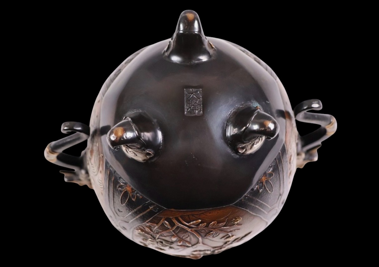 Takaoka bronze koro, top view of lid and feet showing Kirin, dragons, and inlay, Japanese antique art.