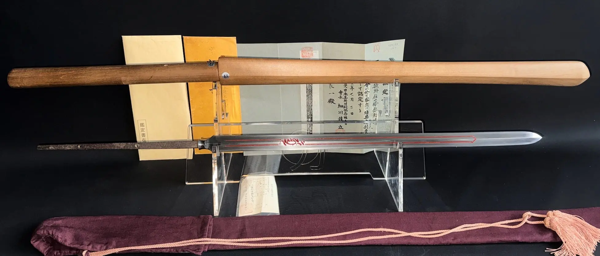 Ōmi Yari Sukekiyo yari / naginata with wooden sheath and documents, full view