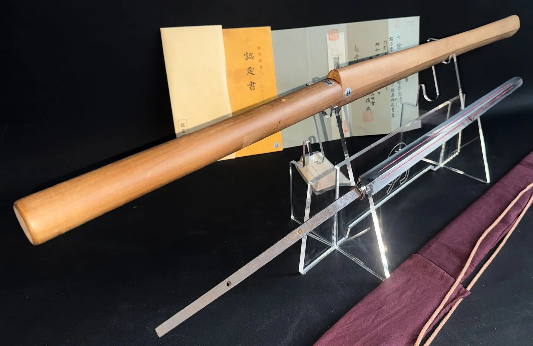 Ōmi Yari Sukekiyo yari / naginata with wooden sheath and documents displayed on clear stands