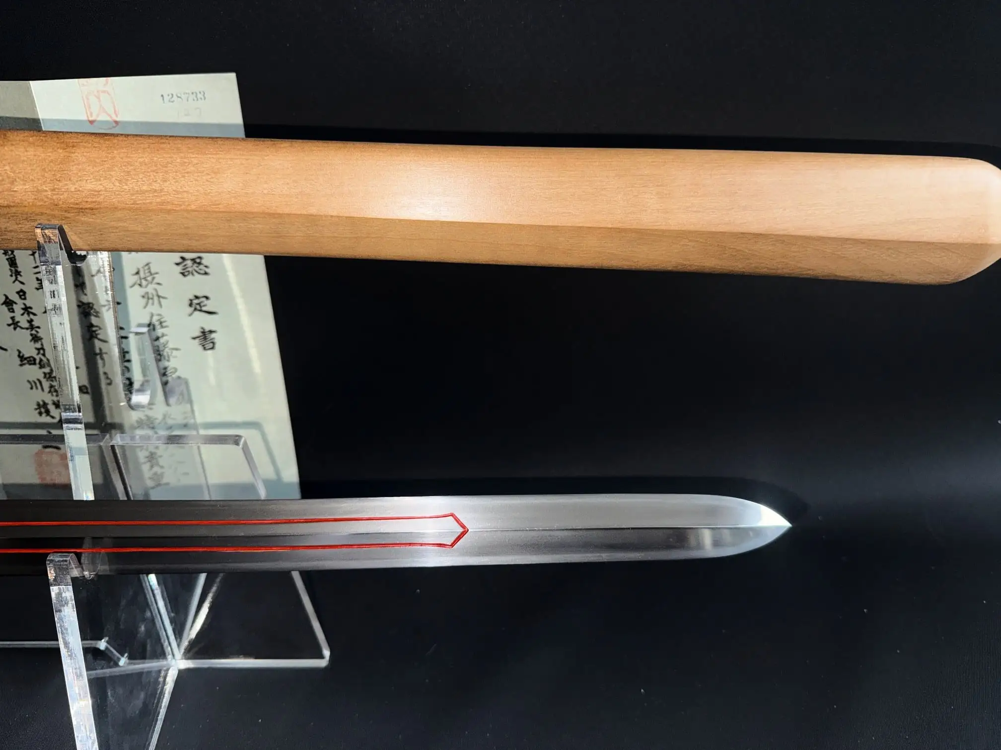 Ōmi Yari Sukekiyo yari / naginata with red lacquered grooves and a light wood scabbard, top-down view