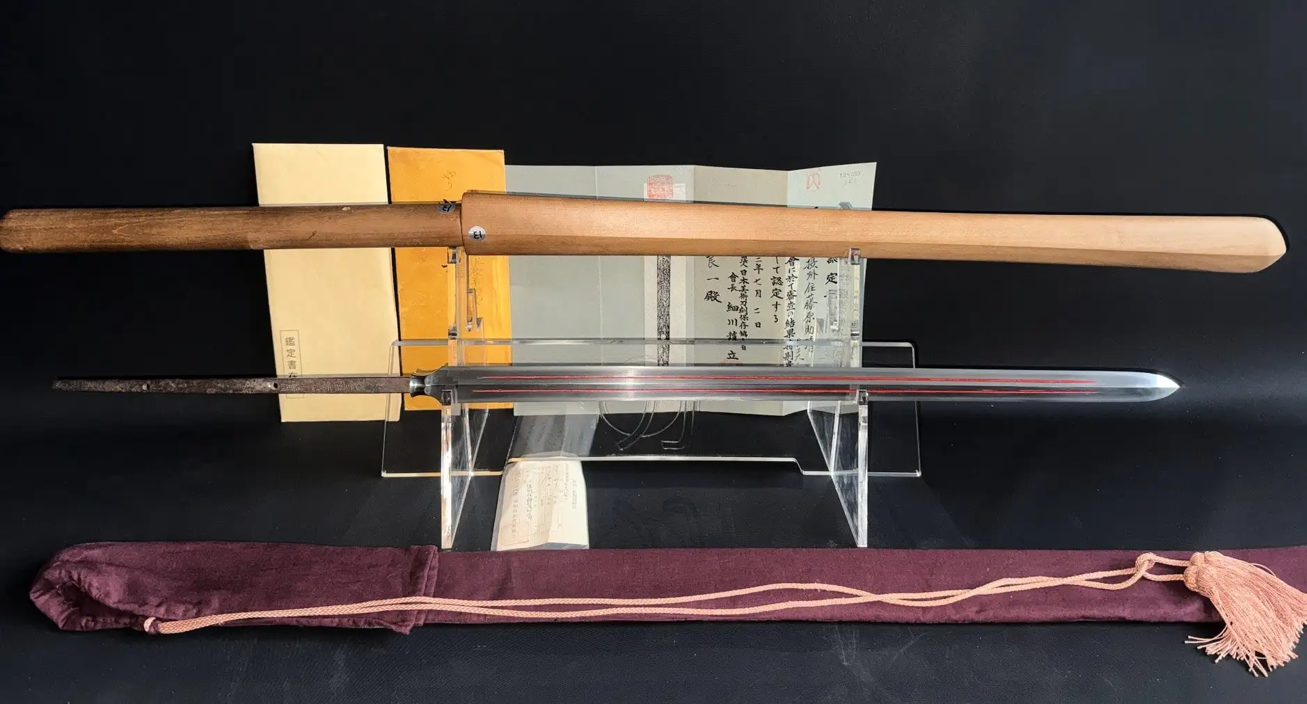 Ōmi Yari Sukekiyo yari/naginata antique, blade with red horimono and wooden shirasaya on black ground