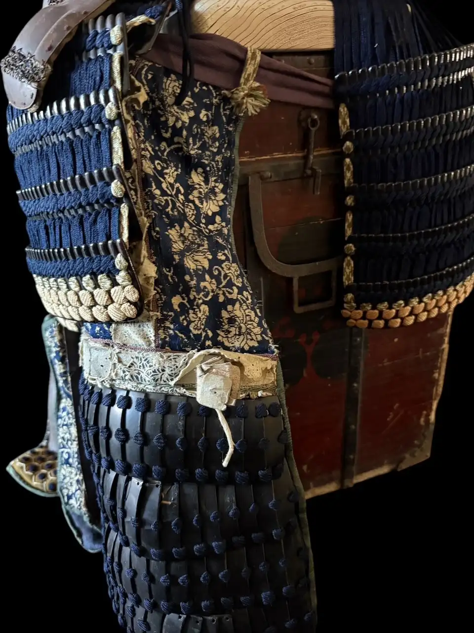 Close-up of a Mogami Dou Gusoku Armor, showing its black lacquer plates and blue lacing, Edo-Period samurai armor