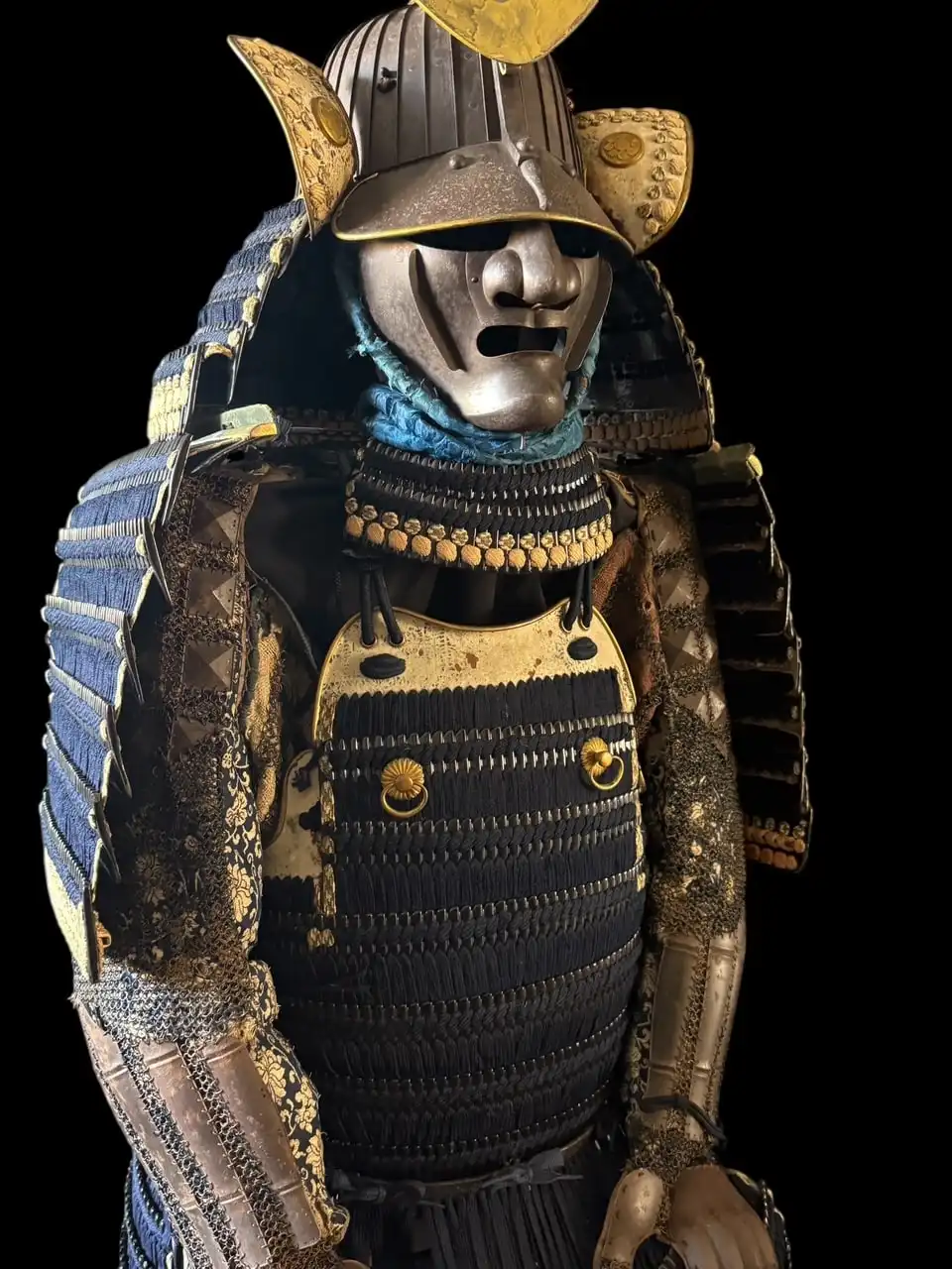 Mogami Dou Gusoku Armor, deep blue with gold accents, Edo Period samurai armor, close-up with Hosokawa crest and mask