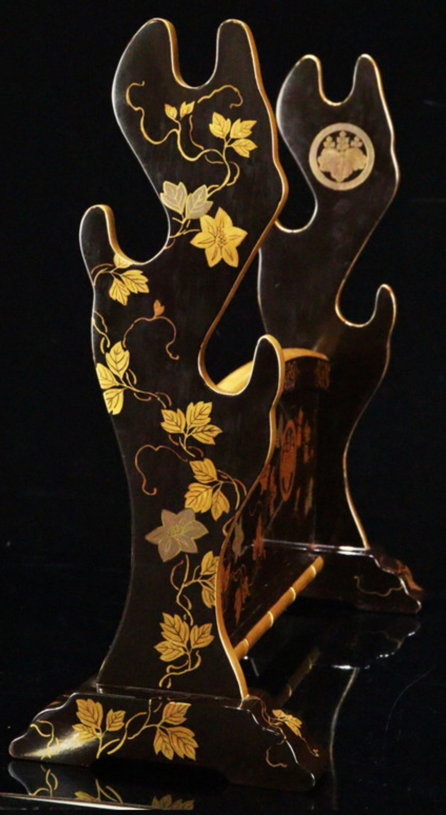 Antique Japanese Three-Sword Kake, black lacquer gold maki-e Paulownia mon, from a katana angle