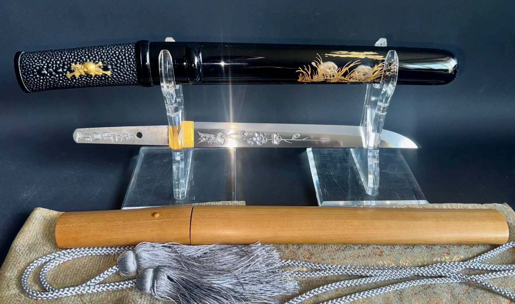 Ōno Yoshimitsu Mukansa Tantō with ornate black handle and scabbard, presented with wood sheath.