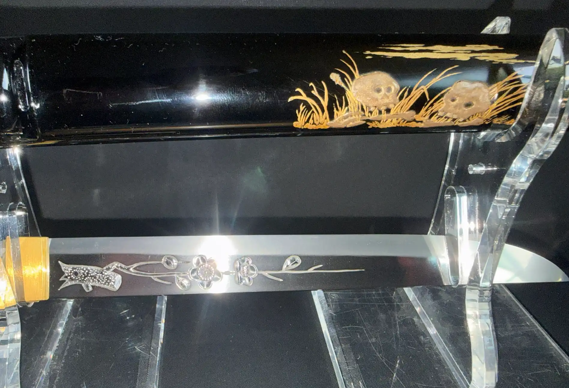 Ōno Yoshimitsu Mukansa Tantō, polished blade with intricate silver flowering decoration, gold skulls on scabbard.