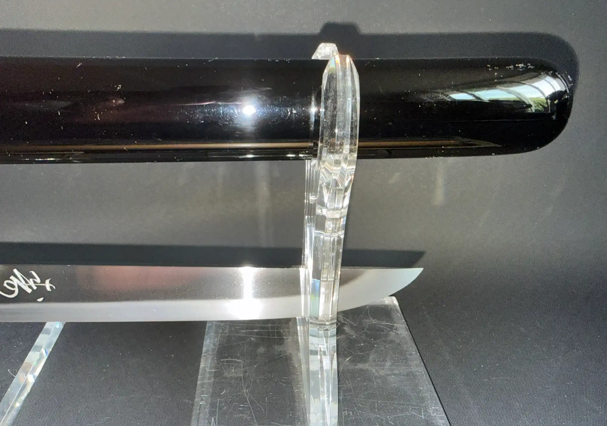 Ōno Yoshimitsu Mukansa Tantō (1980) close up of blade and scabbard on acrylic stand, a modern Japanese tanto.