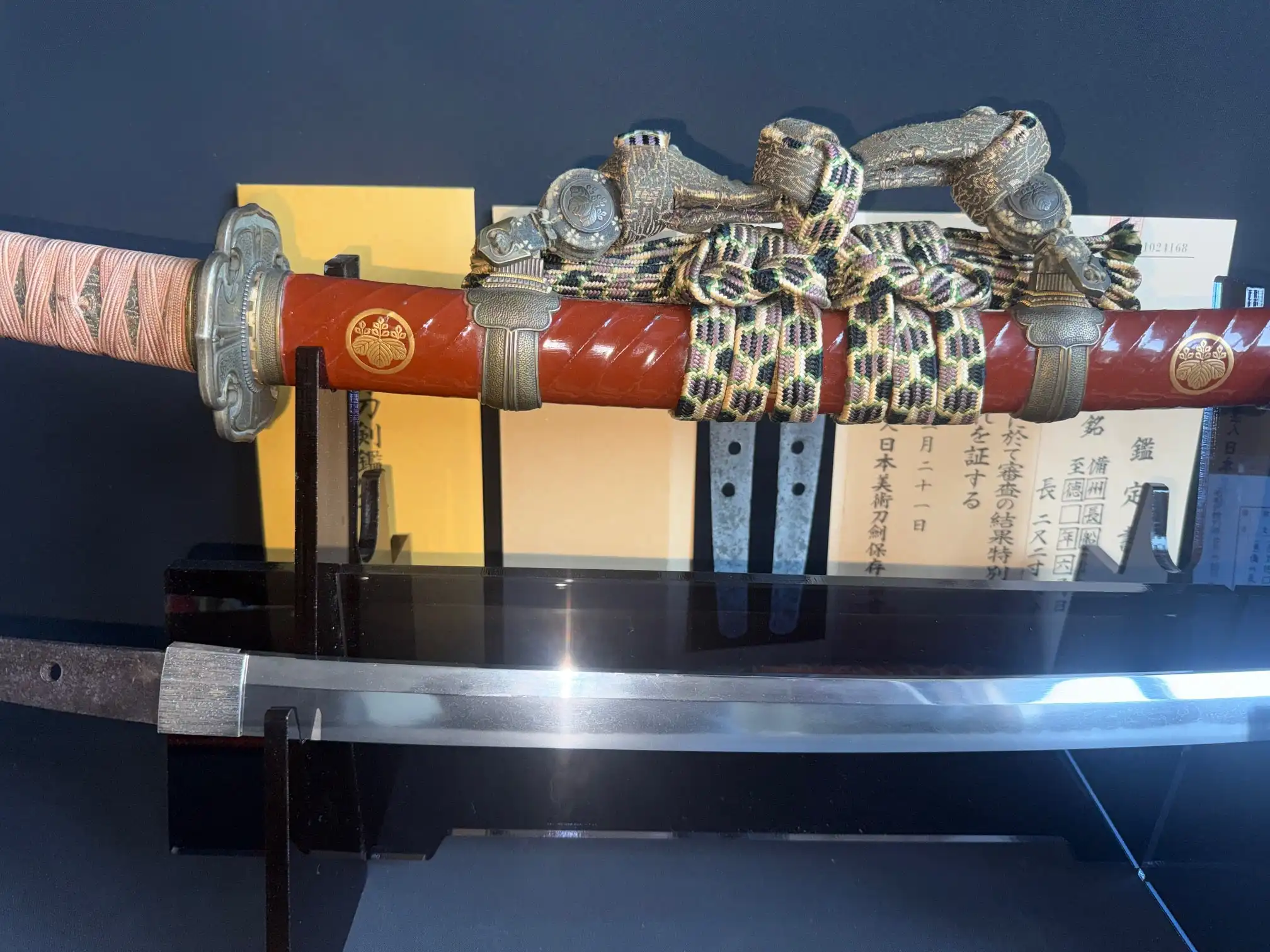 Nanbokuchō Tachi Hidemitsu katana, close-up of red saya and visible polished blade on stand