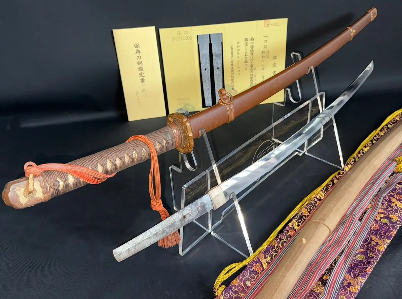 Kyodai Originals Yasukuni Gendaitō Yasunobu katana, blade removed from mounts, with appraisal papers