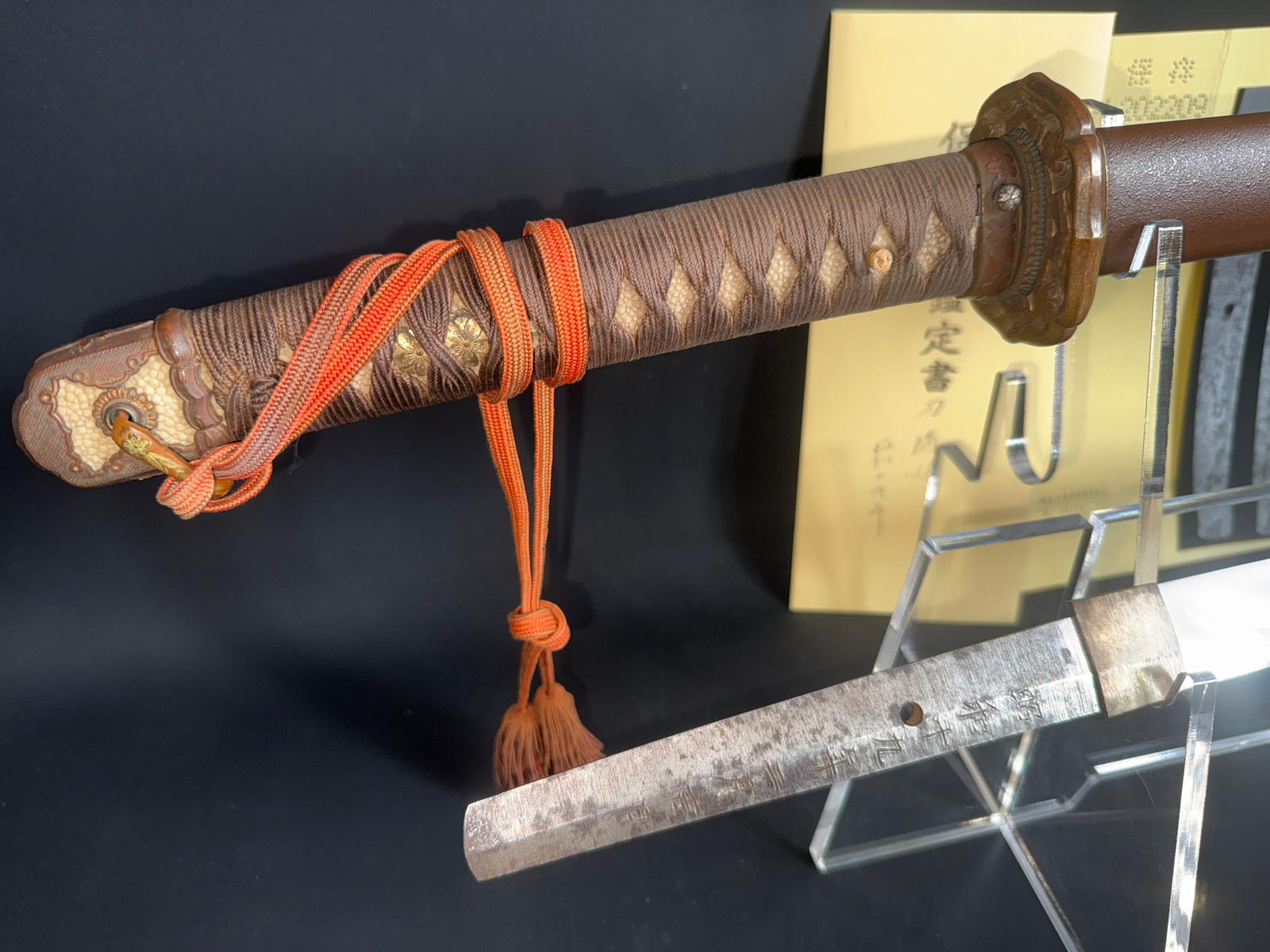 Yasukuni Gendaitō Yasunobu katana with detailed tsuka, orange ito, and visible tang