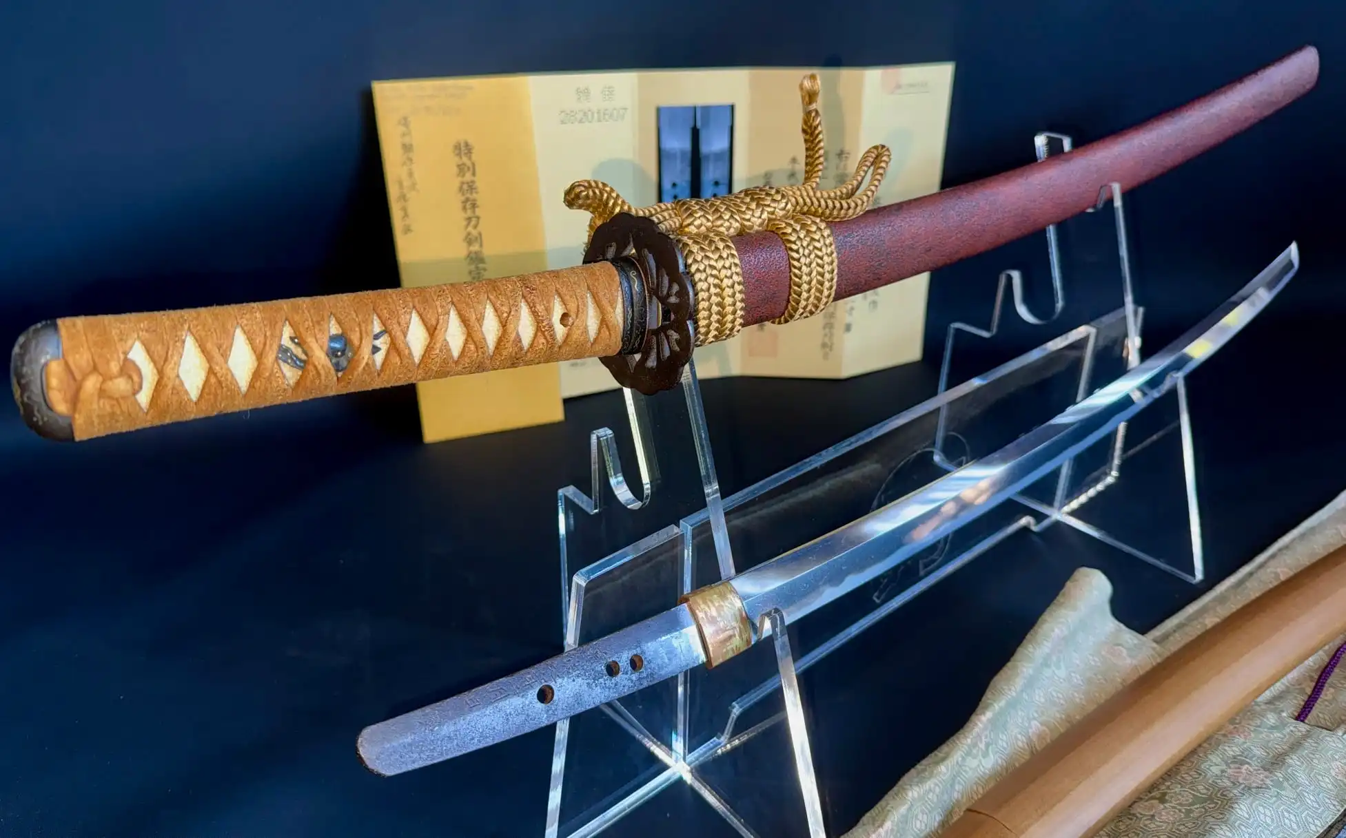 Katana Bishu Tomo-ju Sadatsugu, a close-up of the sword blade and scabbard with handle wrap detail
