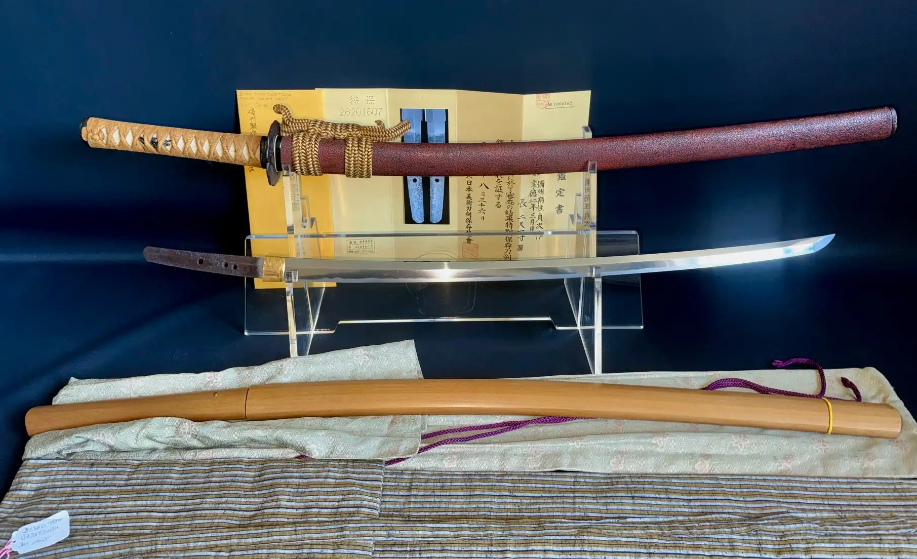 Kyodai Originals Katana Bishū Tomo-jū Sadatsugu, sword and scabbard displayed heroically