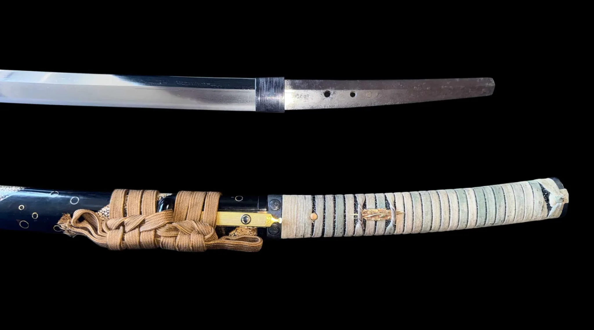 Kamakura Aoe Nagamaki-Naoshi Katana blade, tang and black scabbard with beige tsuka, top-down view.