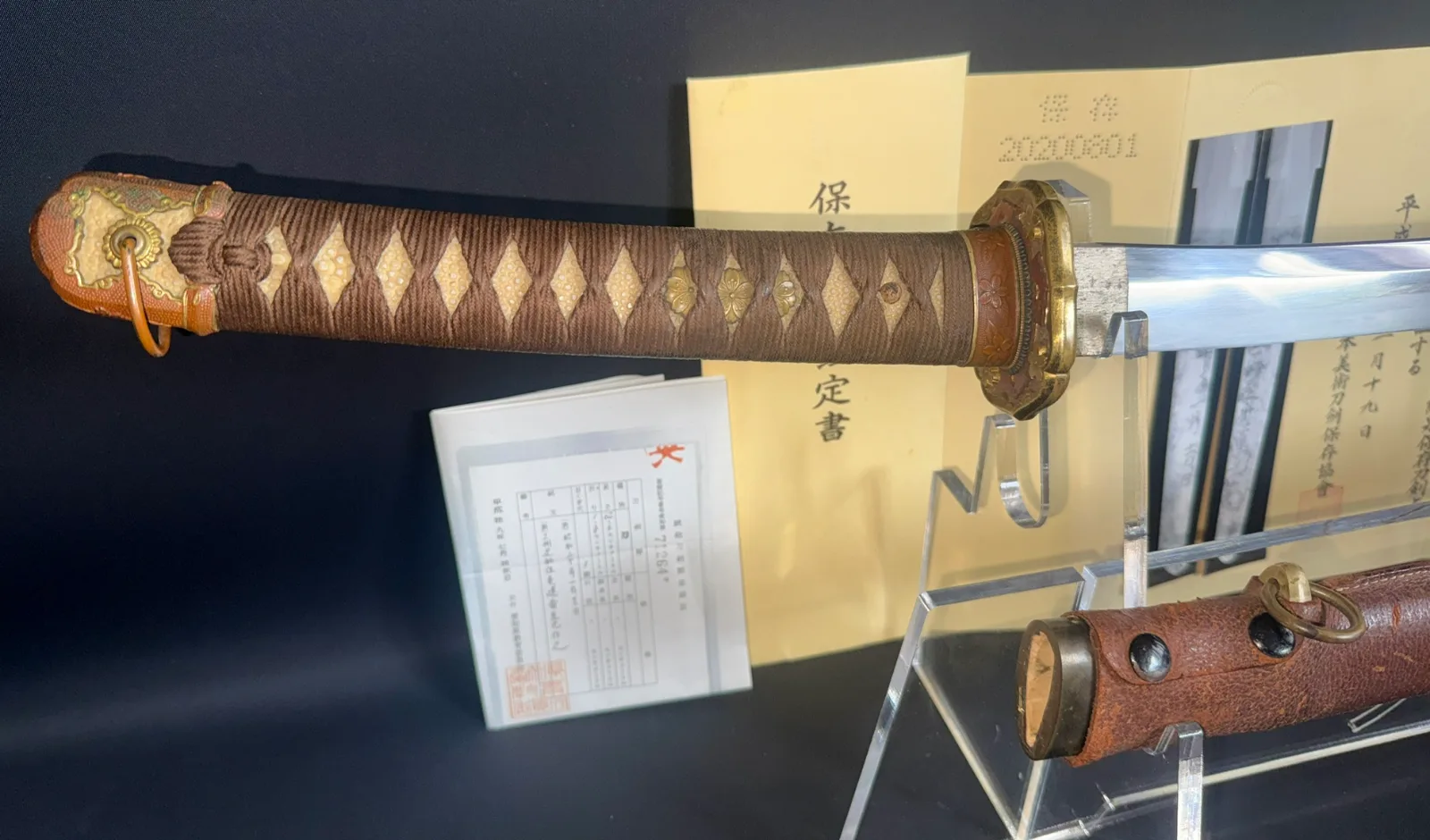 Chōunsai Shigemitsu katana, full view of handle, polished blade, leather scabbard tip, and certification papers