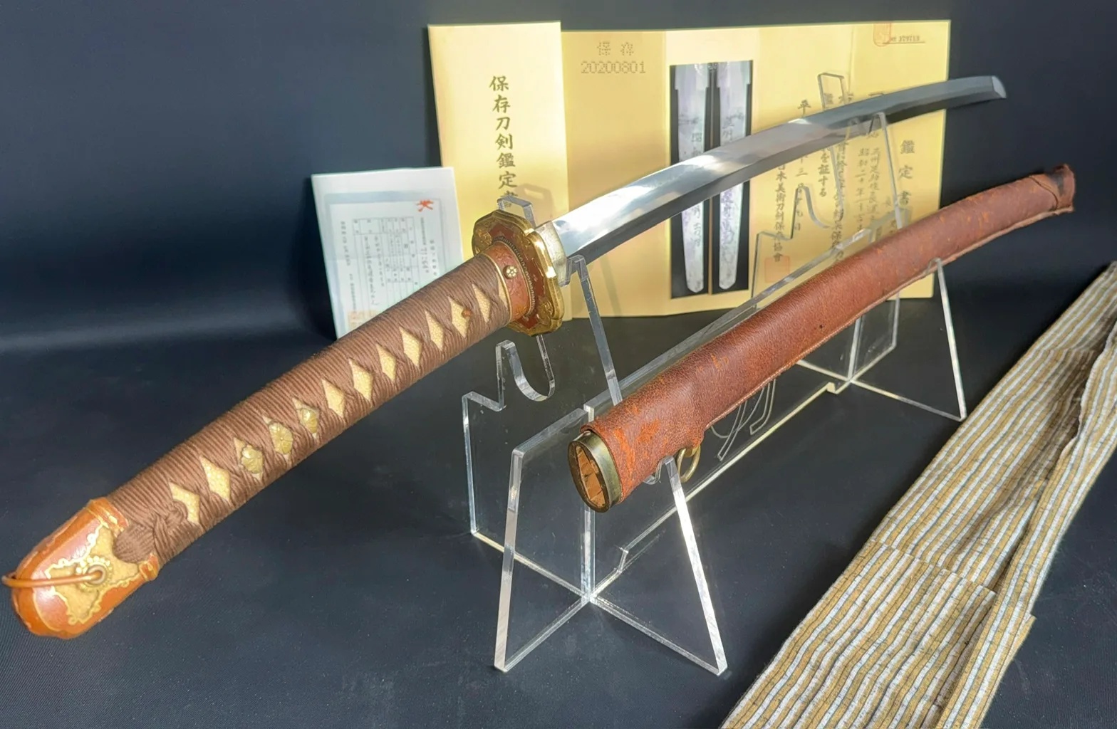 Chōunsai Shigemitsu katana, brown wrapped handle & scabbard, displayed on stand with certificate
