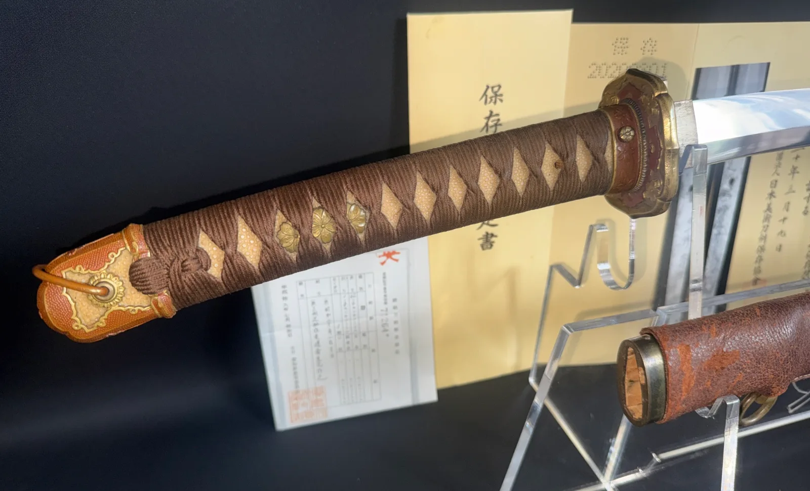 Chōunsai Shigemitsu katana 1945, close-up of brown tsuka with gold menuki, NBTHK Hozon Certified Japanese sword