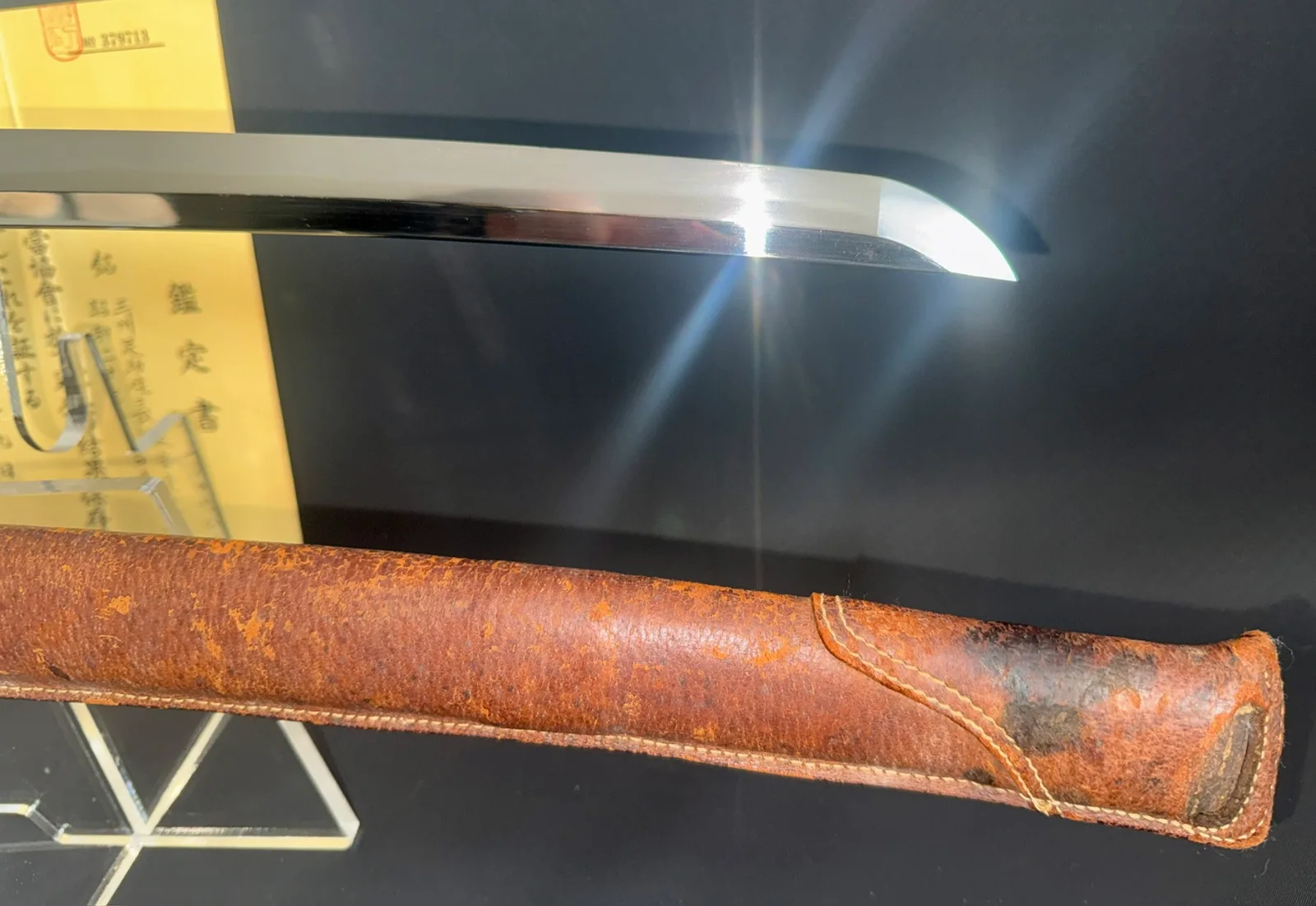 Chōunsai Shigemitsu katana: polished blade tip and textured leather saya of 1945 Japanese sword