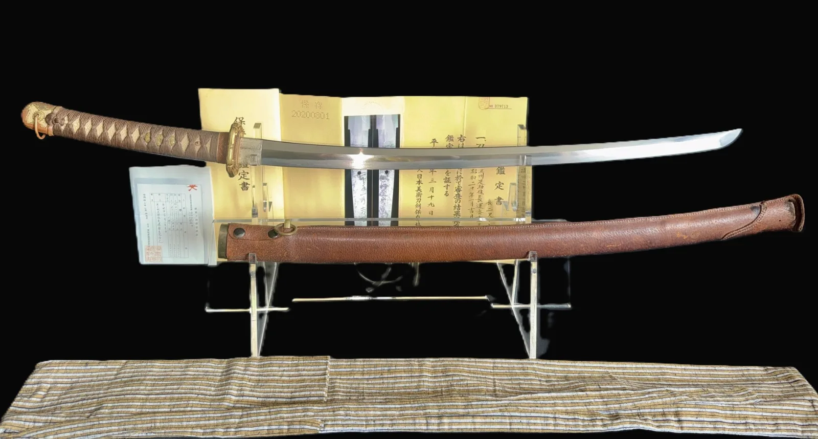 Chōunsai Shigemitsu katana, 1945 Japanese sword with detached scabbard, NBTHK Hozon papers visible
