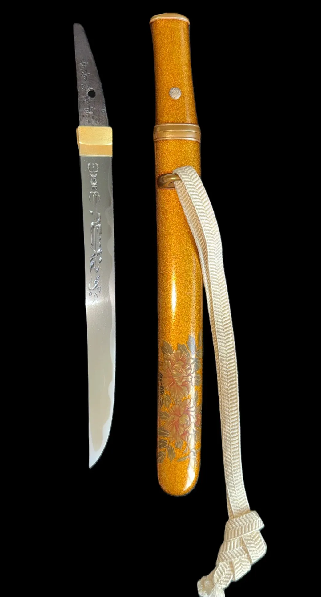 NBTHK Jūyō Tōken Tantō by Heianjō Nagayoshi, blade with gold hilt and ornate gold scabbard shown vertically