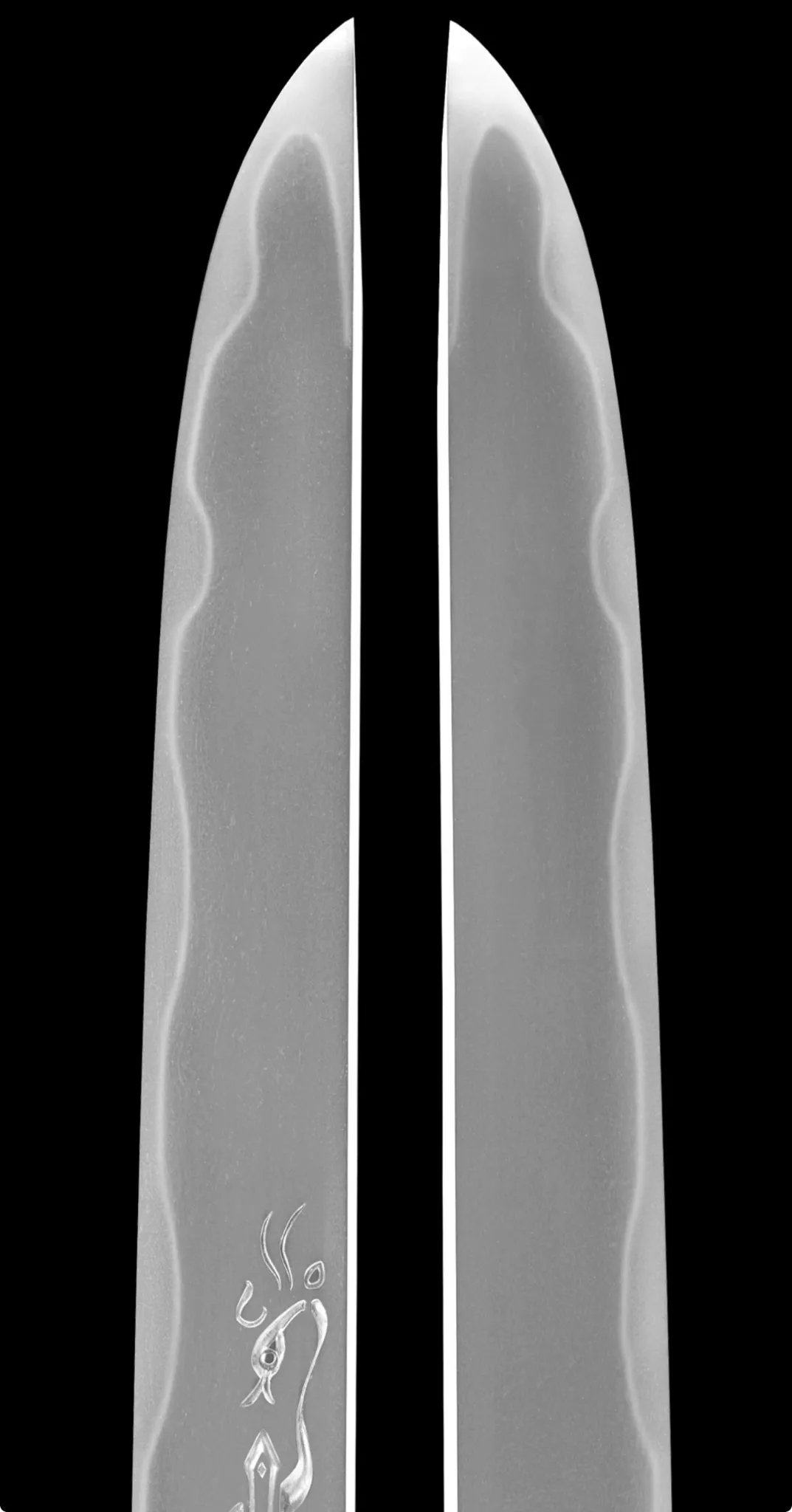 NBTHK Jūyō Tōken Tantō by Heianjō Nagayoshi with detailed hamon patterns and carved horimono, close up view of blade