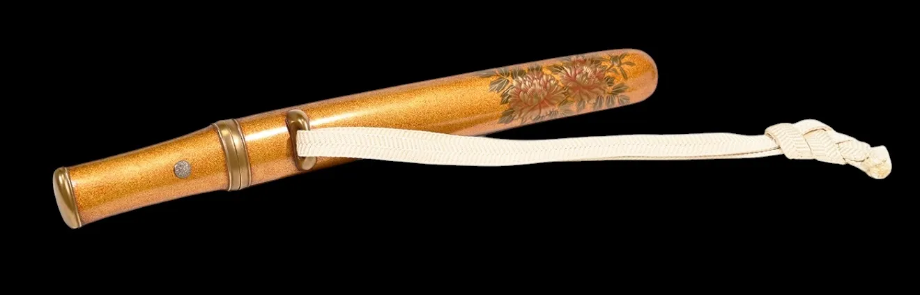 Glimmering gold NBTHK Jūyō Tōken Tantō by Heianjō Nagayoshi scabbard with intricate floral motif and white sageo cord