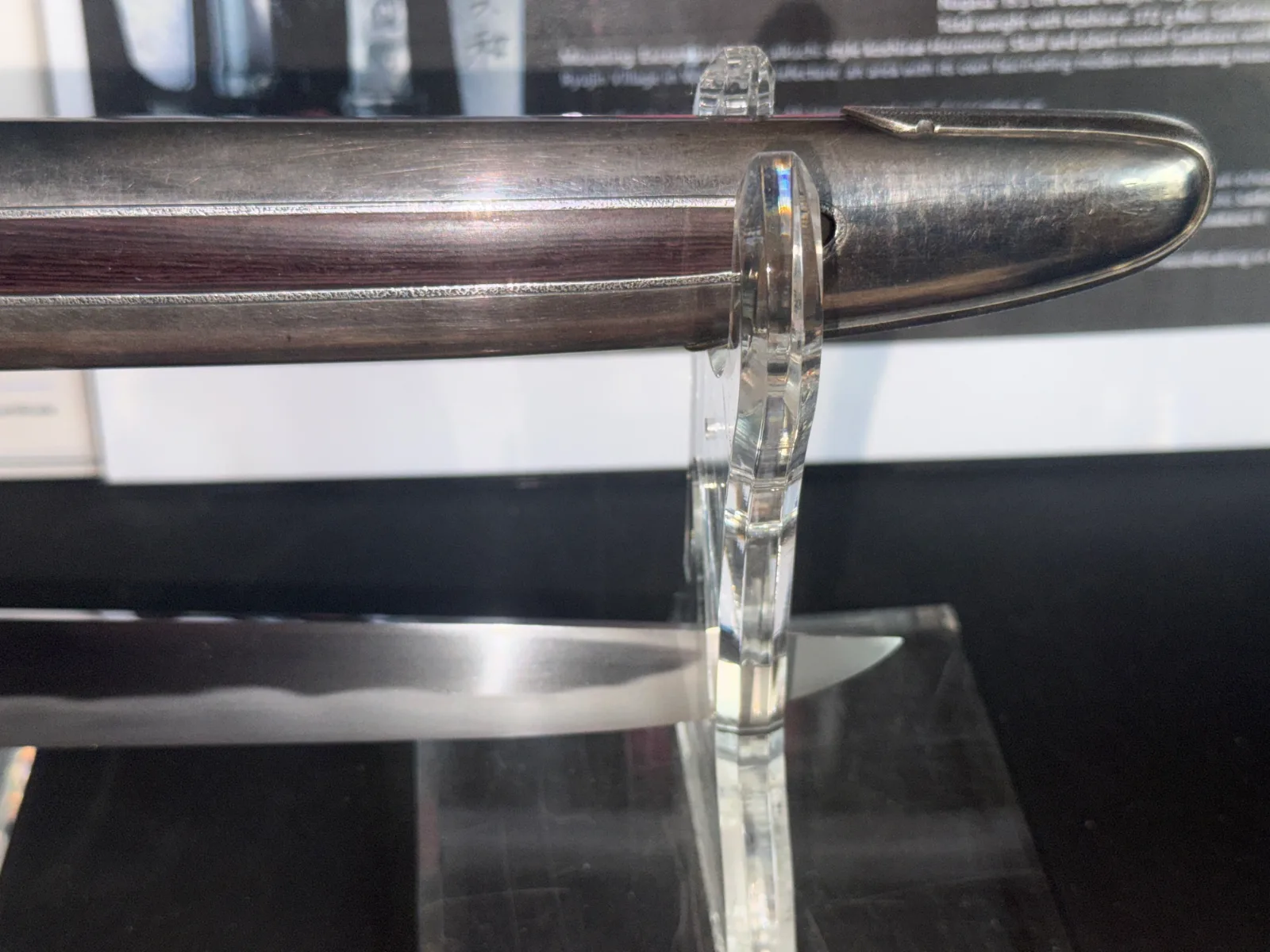 Silver Skull Tanto by Ryūjin Minamoto Sadakazu: Close-up of scabbard with wood inlay and exposed blade tip