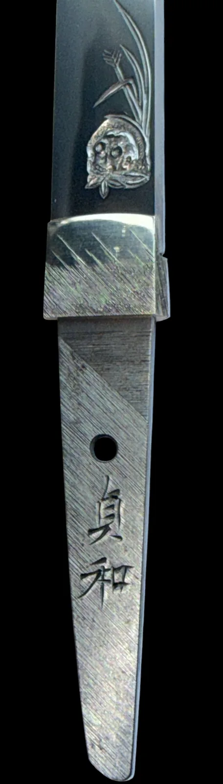 Close-up of Silver Skull Tantō by Ryūjin Minamoto Sadakazu tang with signature and silver skull fuchi detail