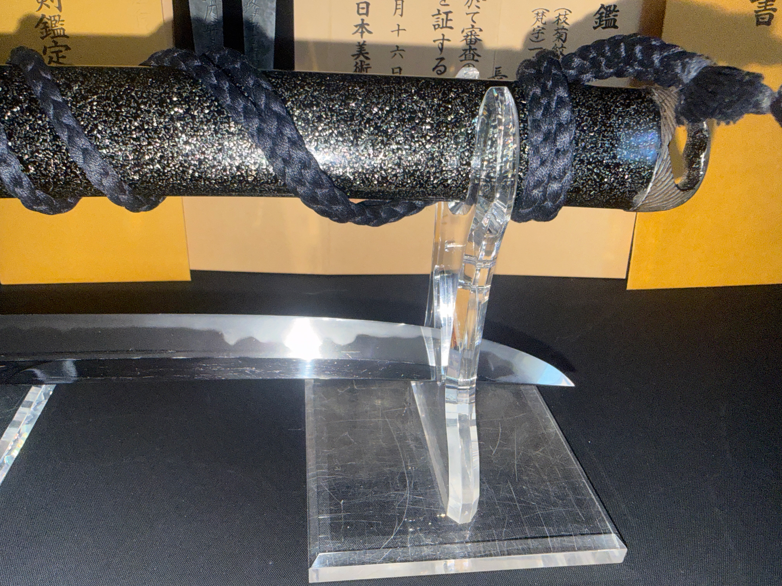 Kawachi no Kami Hironobu Tantō, close-up of blade and koshirae with flecked lacquer and black cord wrapping