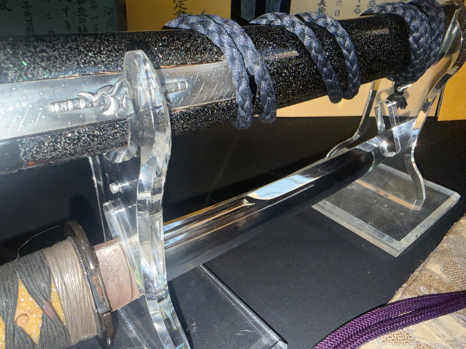 Kawachi no Kami Hironobu Tantō, NBTHK Tokubetsu Hozon, Imperial Kikumon Tanto, close-up of blade and handle