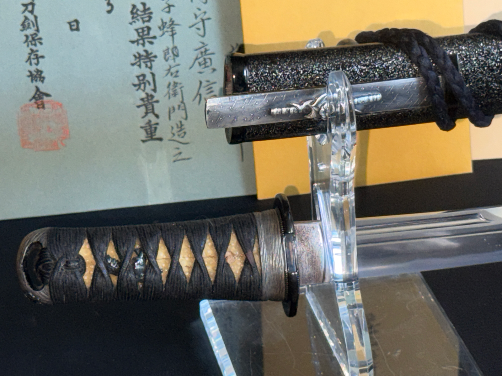 Kawachi no Kami Hironobu Tantō, NBTHK Tokubetsu Hozon, Imperial Kikumon on display with blade & hilt visible