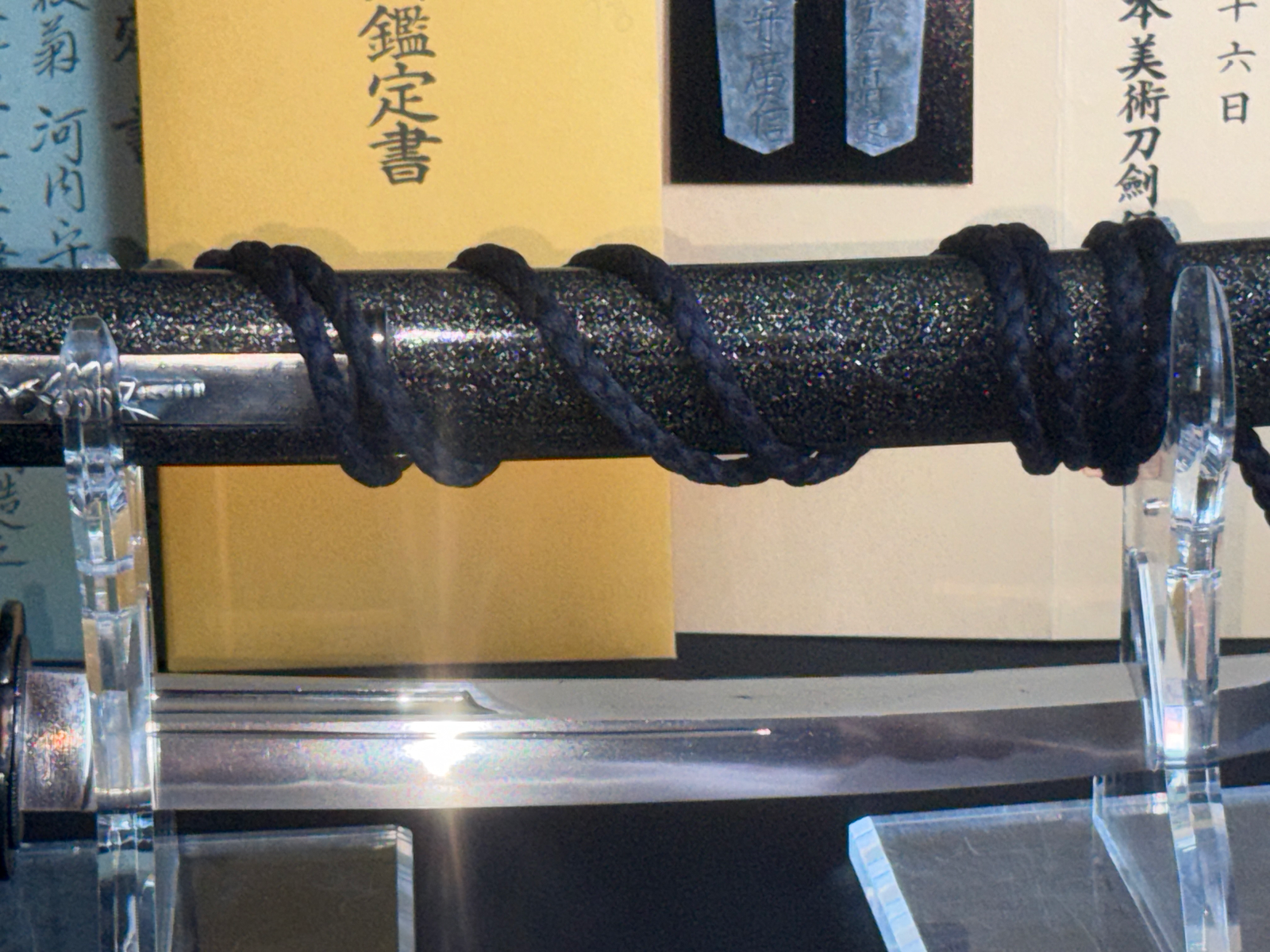 Kawachi no Kami Hironobu Tantō, NBTHK Tokubetsu Hozon, displayed on a stand with visible blade and scabbard
