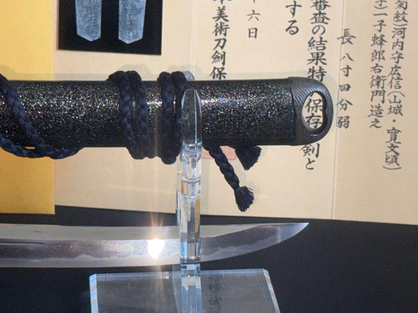 A Kawachi no Kami Hironobu Tanto, NBTHK Tokubetsu Hozon, sheath detail with visible Imperial Kikumon.