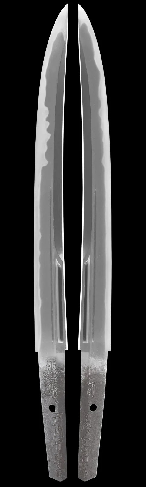 Pair of Kawachi no Kami Hironobu Tantō katana blades, reverse and obverse, with Imperial Kikumon engraving.