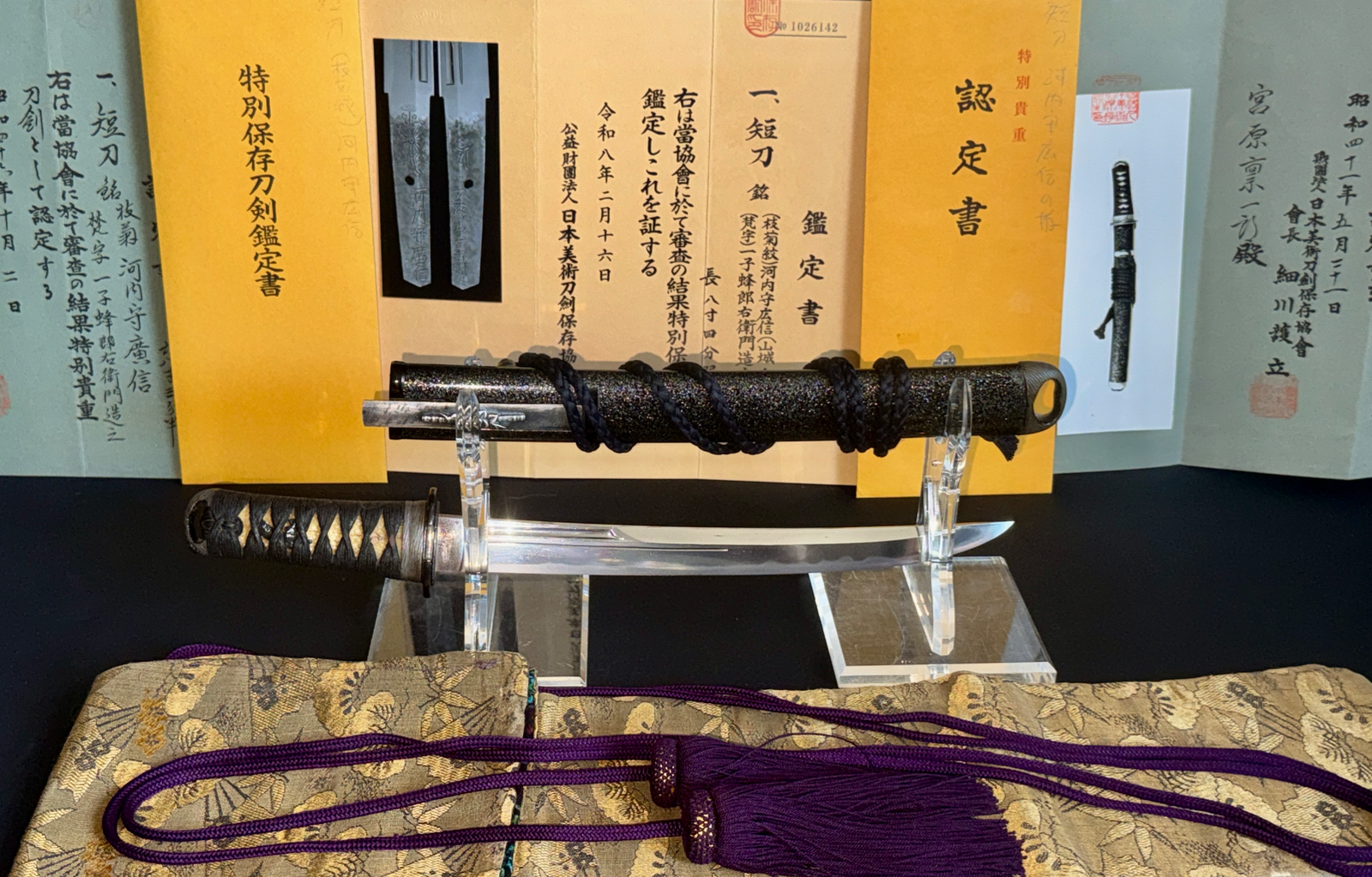 Kawachi no Kami Hironobu Tantō, NBTHK Tokubetsu Hozon, Imperial Kikumon, with sheath, certificates, and textile.