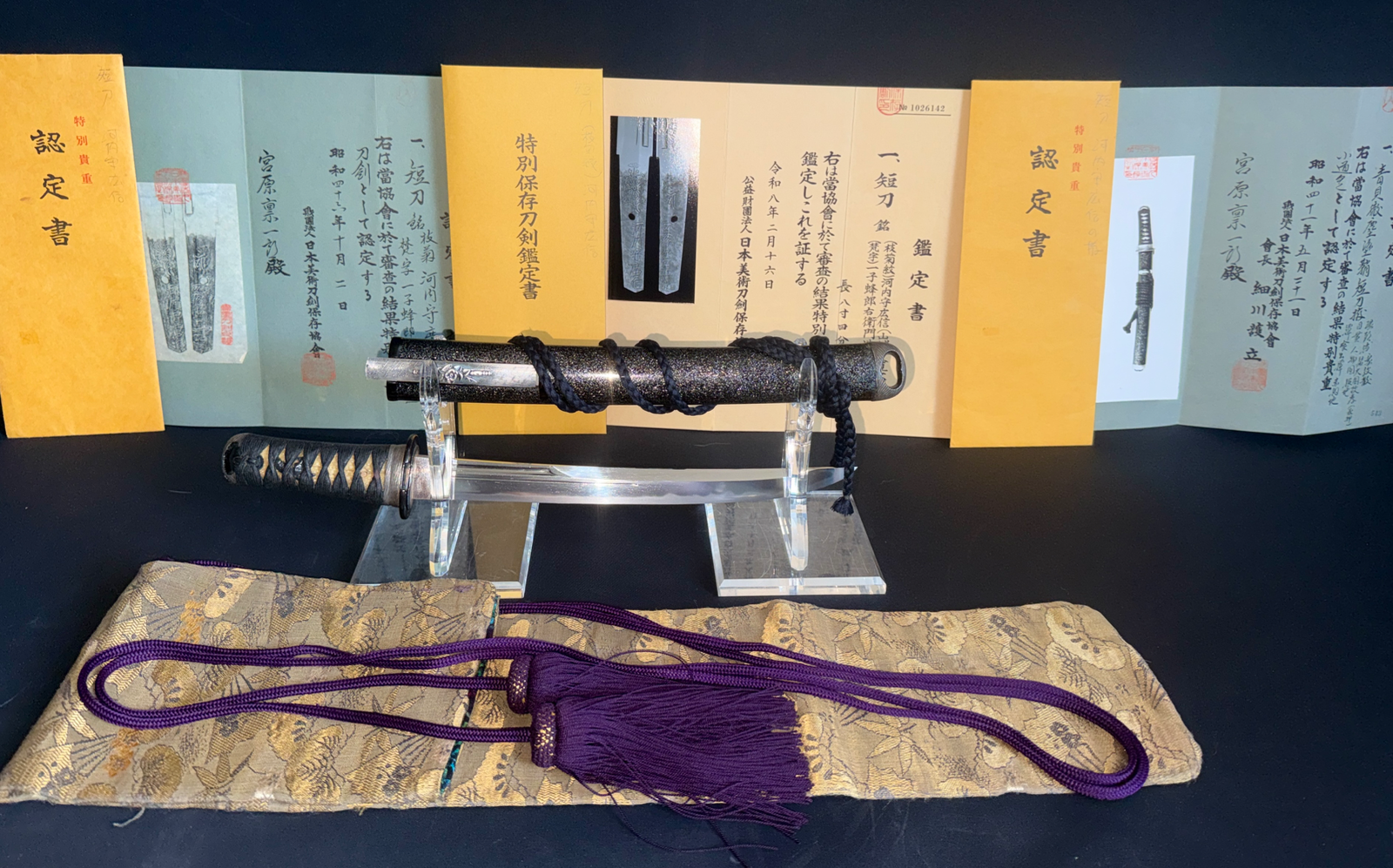 Kawachi no Kami Hironobu Tantō NBTHK Tokubetsu Hozon, Imperial Kikumon, displayed with scabbard and papers.
