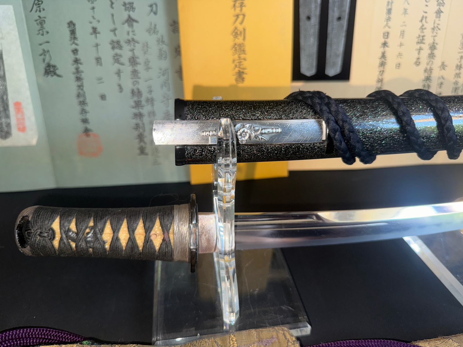 Kawachi no Kami Hironobu Tantō, NBTHK Tokubetsu Hozon, Imperial Kikumon on display with scabbard & blade