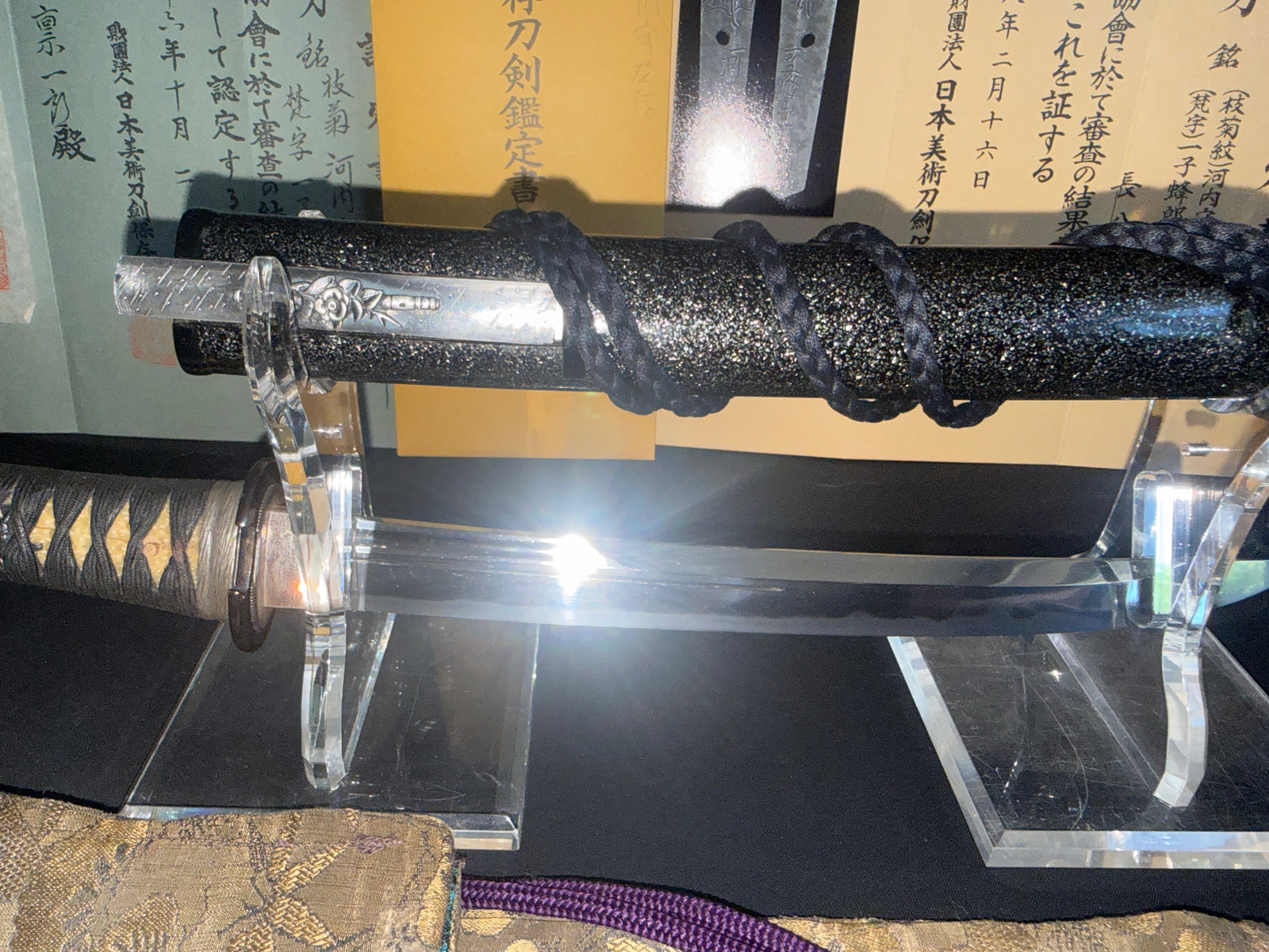 Kawachi no Kami Hironobu Tantō, NBTHK Tokubetsu Hozon, gleaming blade & imperial kikumon details