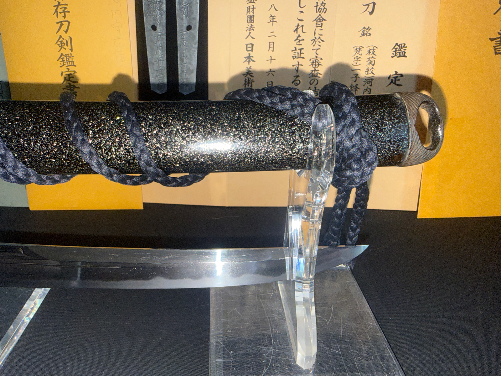 Kawachi no Kami Hironobu Tantō on stand, detailed view of glittering black saya and sharpened blade