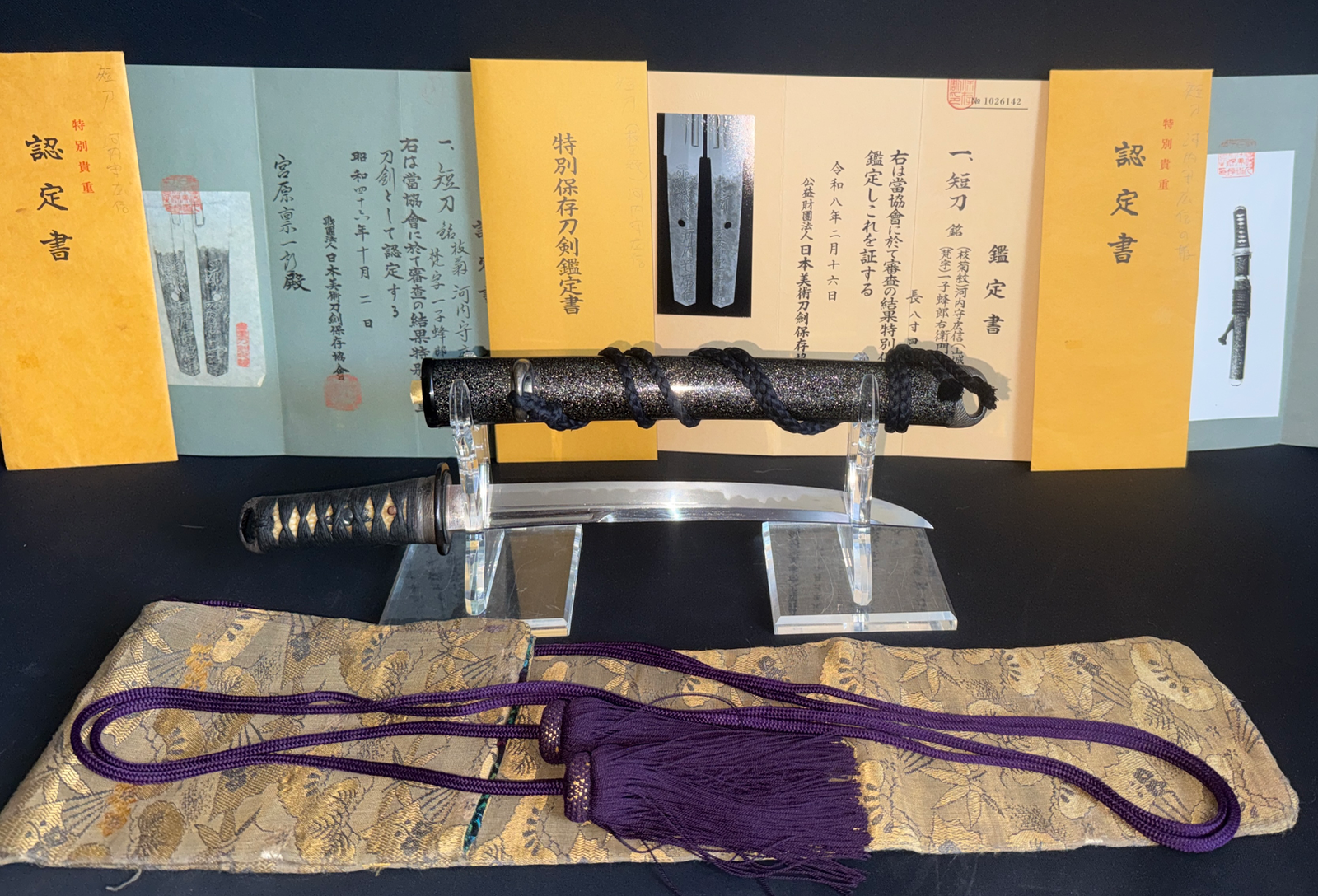 Kawachi no Kami Hironobu Tantō with Imperial Kikumon, blade displayed next to its scabbard and certificates