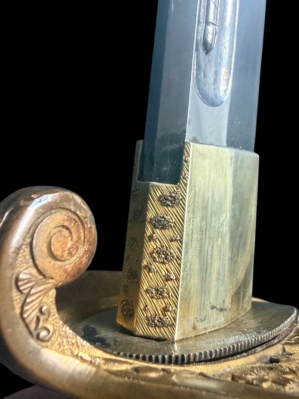 Kyū-Guntō katana: close-up of Gassan School nihontō blade with horimono near detailed golden hilt base