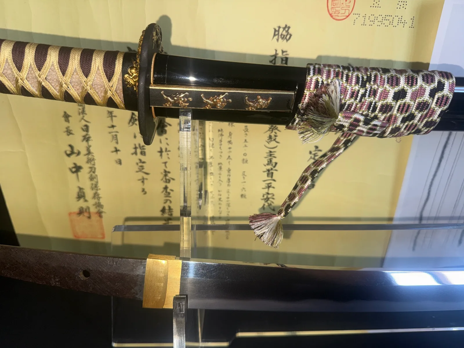 Jūyō Tōken Wakizashi by Shume no Kami Ippei Yasuyo and scabbard with Tokugawa Aoi Crest, blade and papers.