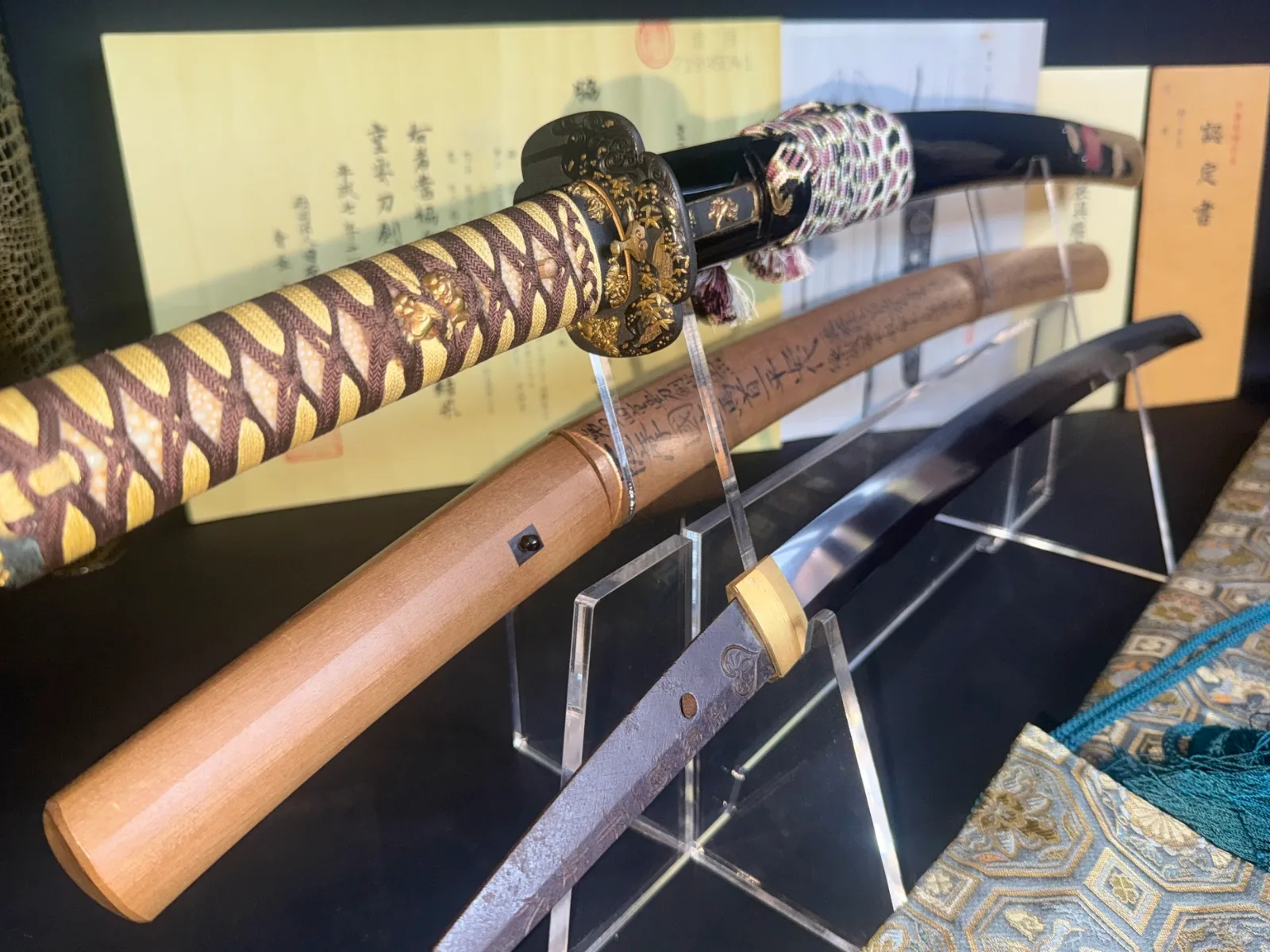 Jūyō Tōken Wakizashi by Shume no Kami Ippei Yasuyo with Tokugawa Aoi Crest, blade and koshirae displayed on stands