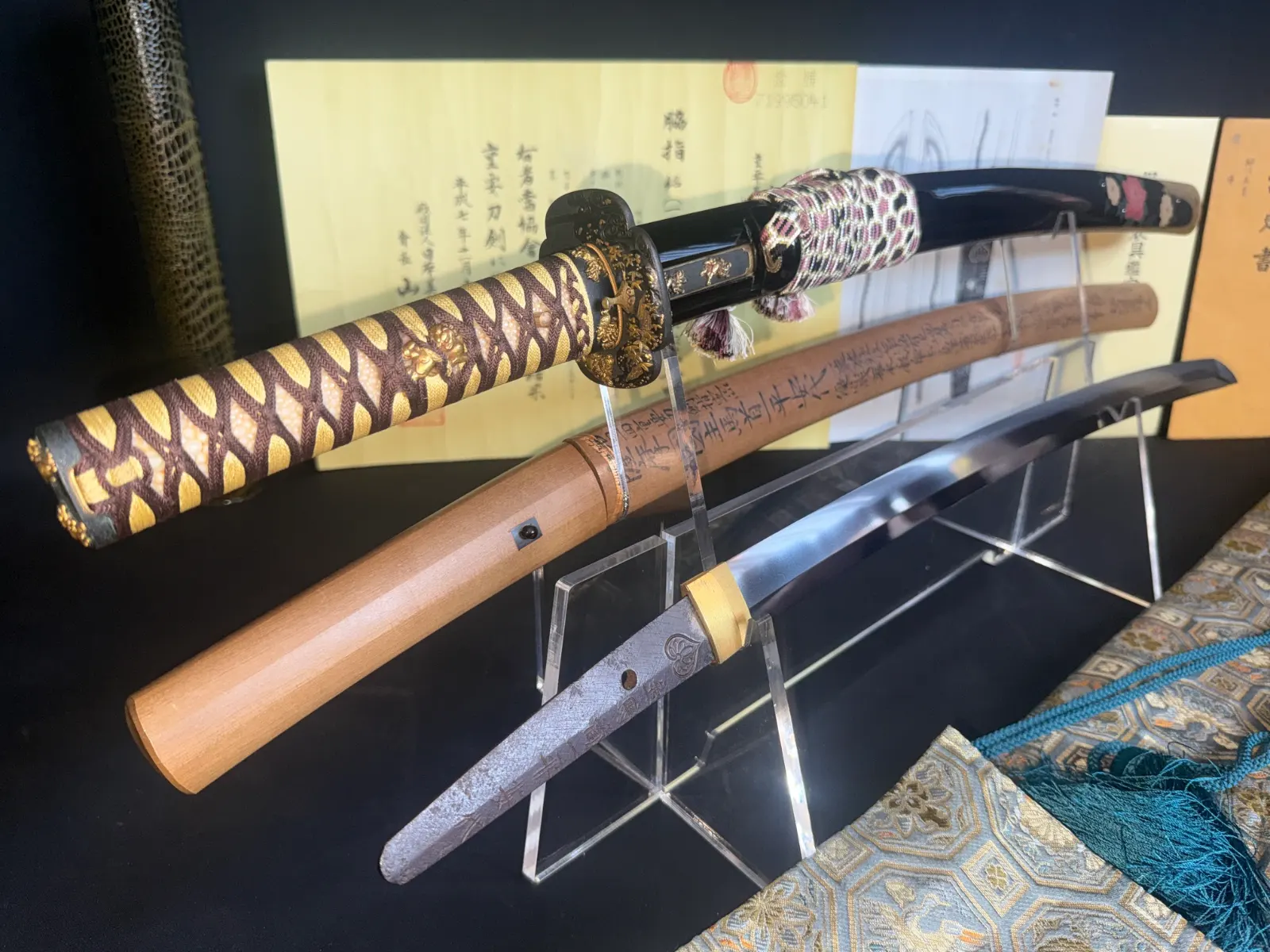 Jūyō Tōken Wakizashi by Shume no Kami Ippei Yasuyo side-view, partially sheathed, showing the Tokugawa Aoi crest