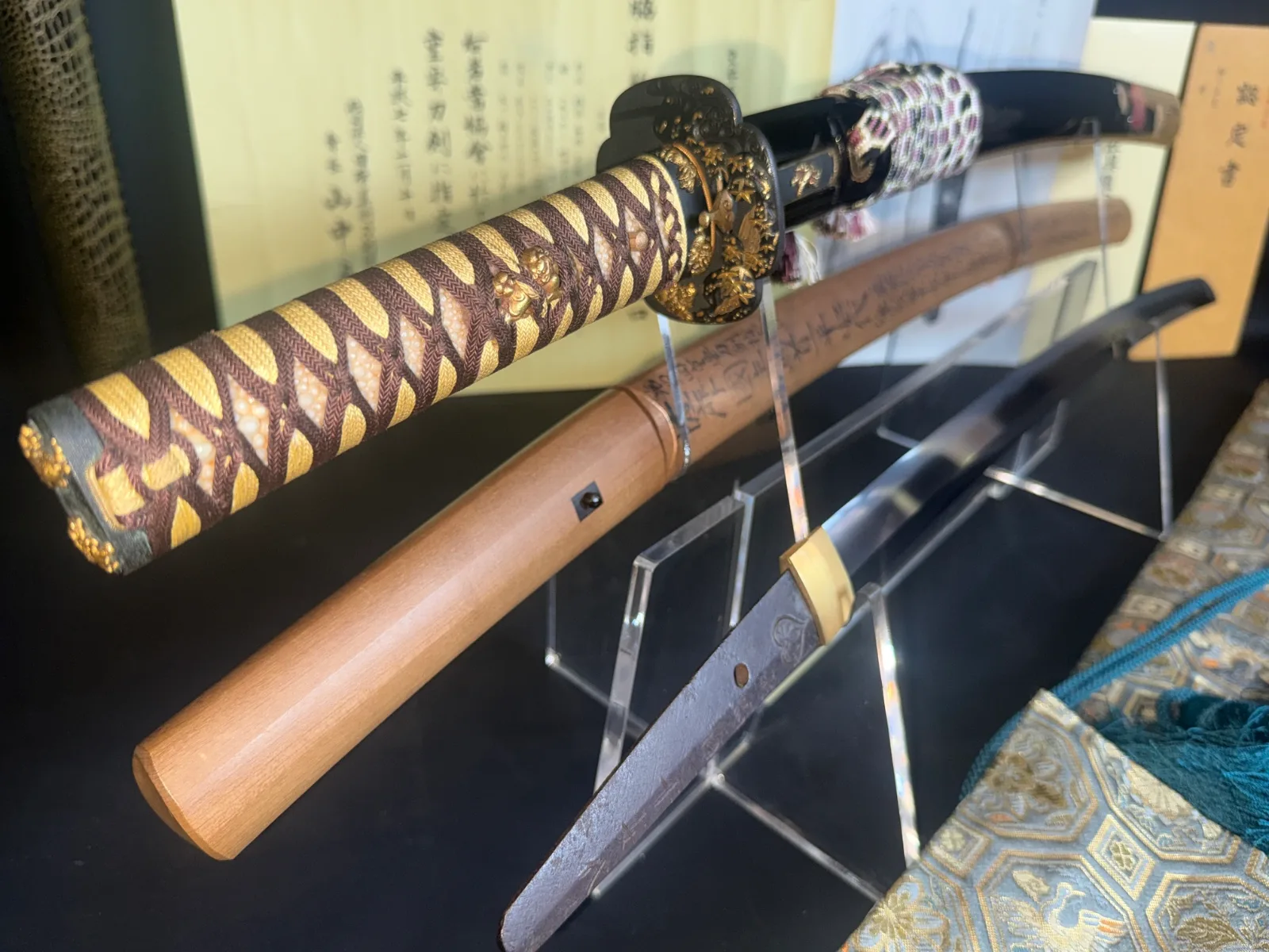 Jūyō Tōken Wakizashi by Shume no Kami Ippei Yasuyo with Tokugawa Aoi Crest, ornate hilt, blade, & wooden scabbard