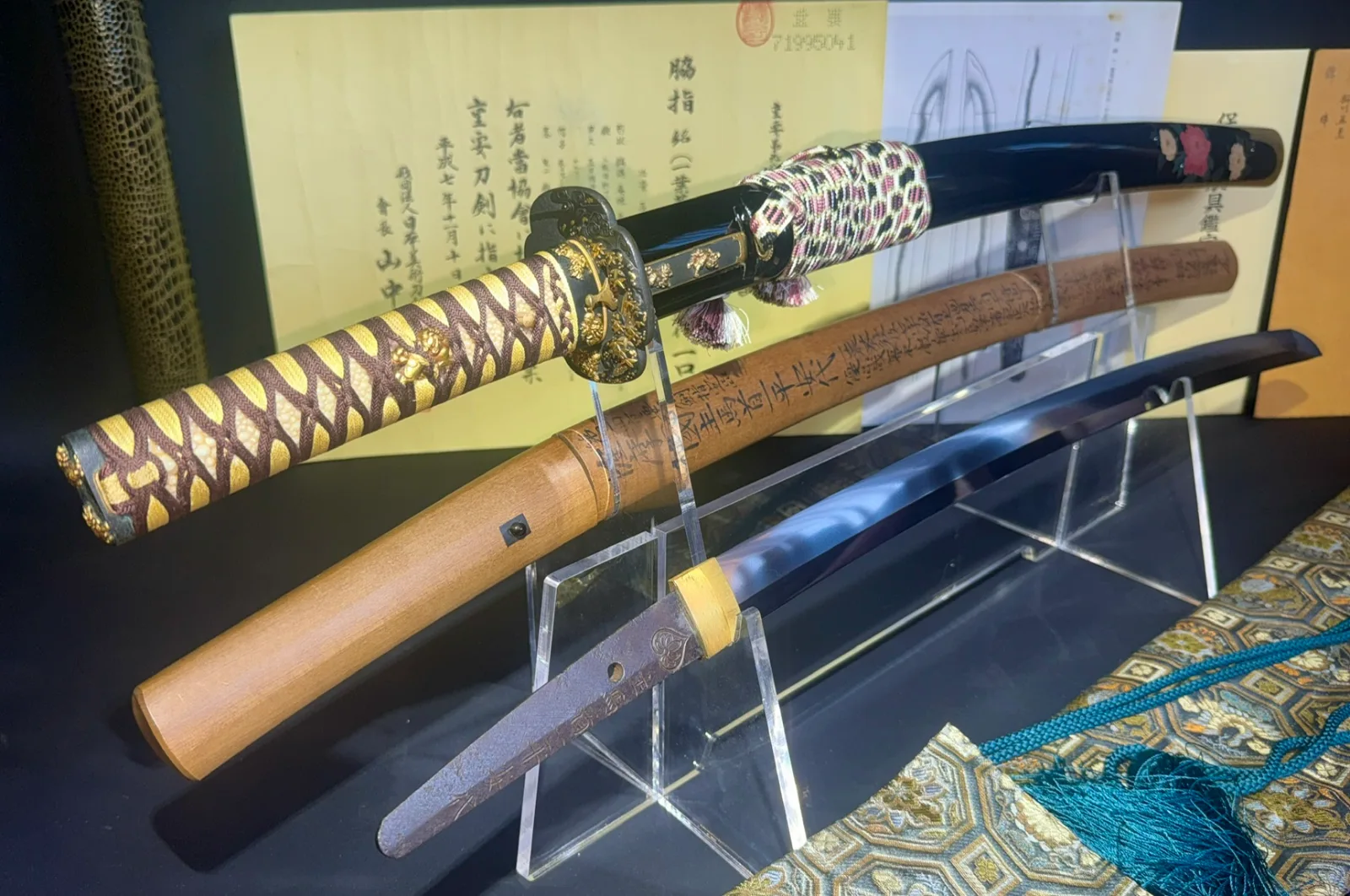 Top-down view of Jūyō Wakizashi by Shume no Kami Ippei Yasuyo with Tokugawa Aoi Crest and blade sans scabbard