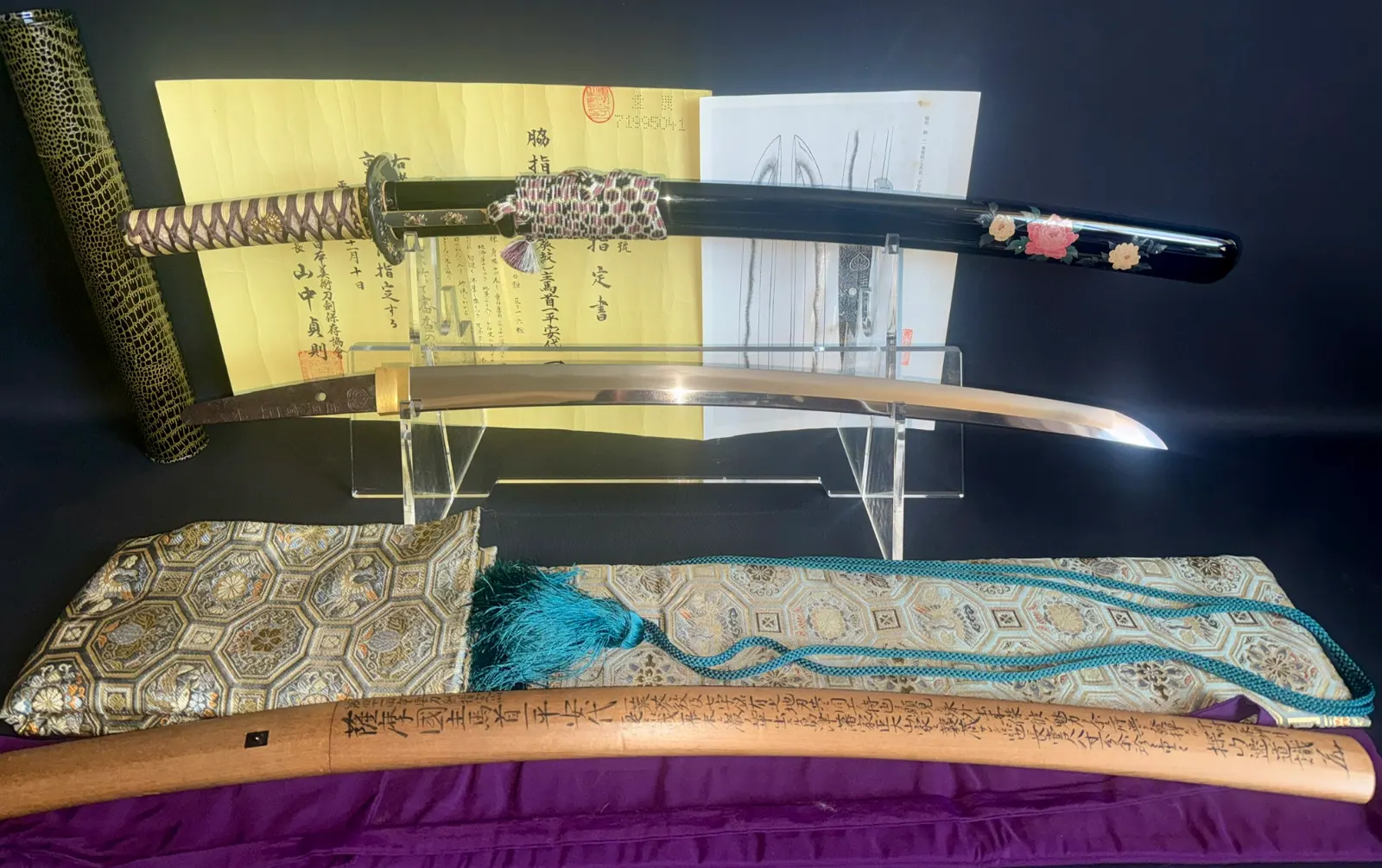 Jūyō Tōken Wakizashi by Shume no Kami Ippei Yasuyo with Tokugawa Aoi Crest, displayed with custom saya and documents