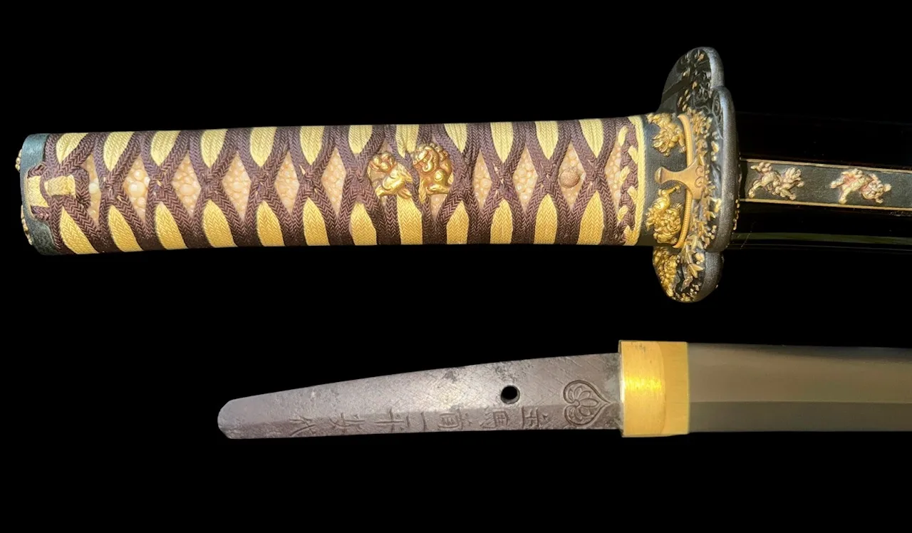 Jūyō Tōken Wakizashi by Shume no Kami Ippei Yasuyo, visible tang inscription and gold menuki on tsuka