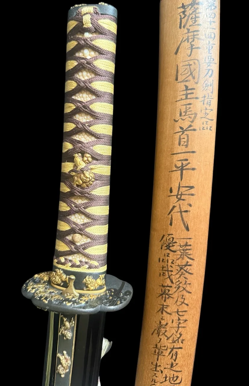 Jūyō Tōken Wakizashi by Shume no Kami Ippei Yasuyo close-up, Tokugawa Aoi crest, inscribed wooden box.