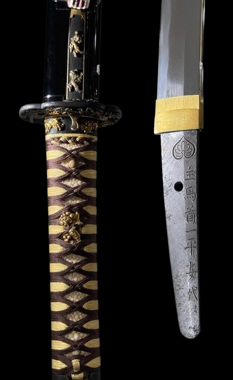 Jūyō Tōken Wakizashi by Shume no Kami Ippei Yasuyo close-up, Tokugawa Aoi crest and signature visible