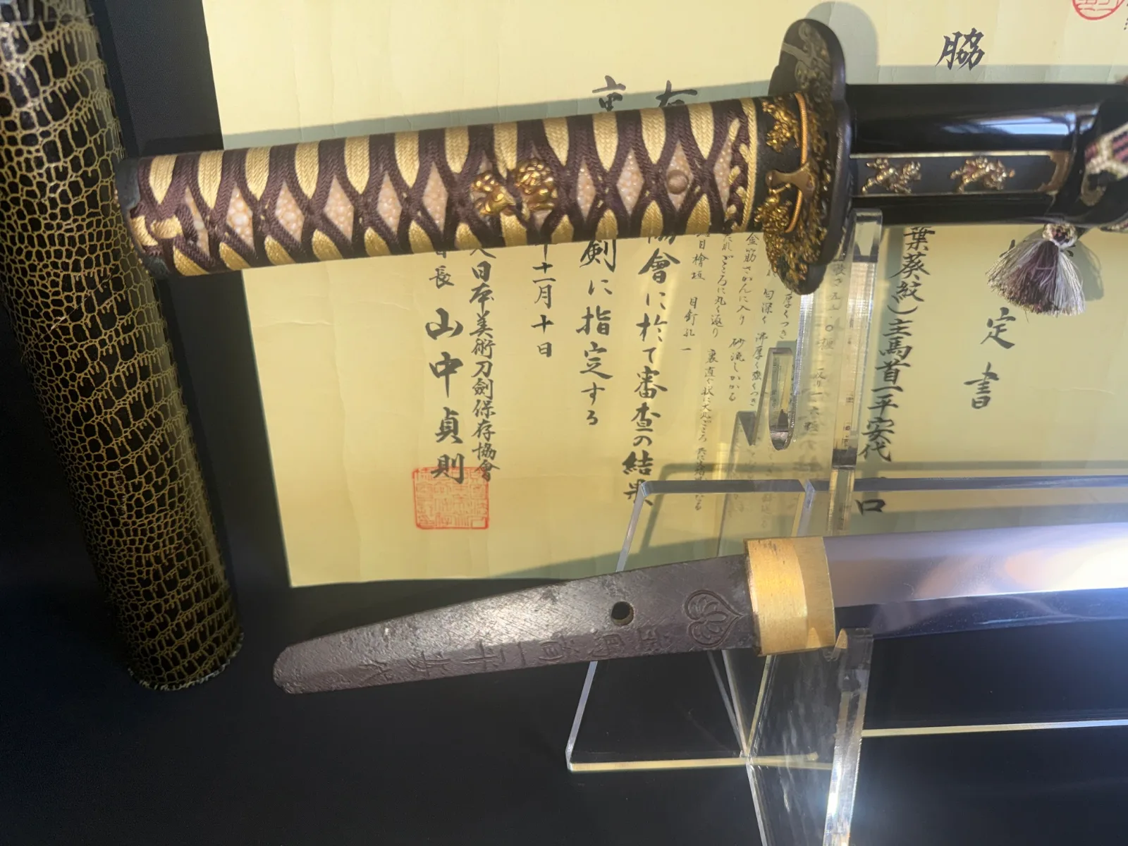 Wakizashi by Shume no Kami Ippei Yasuyo, with gilded handle and Tokugawa Aoi crest, on a stand